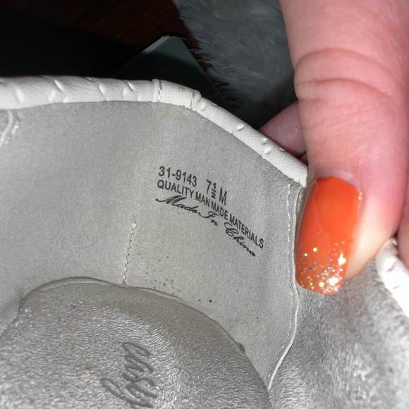 White Flats - Picture 2 of 2